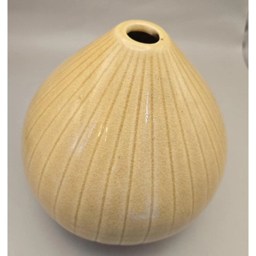 Tan Onion Bud Vase Vietnames 1950's Similar To Edward Bockman‎ Designs. (#22)